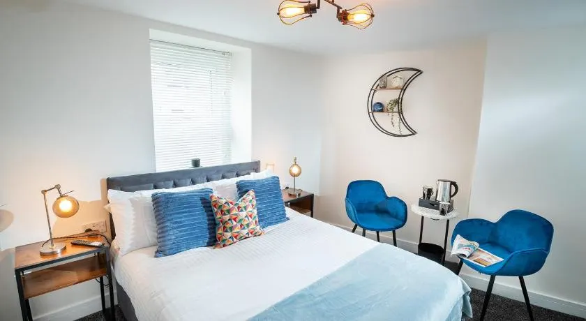 Kings Arms Suites - Deluxe Room - En-Suite - Self Check In - Image 1