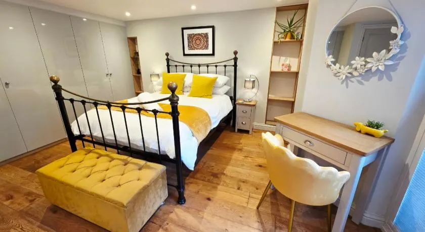 North Devon Luxe Gem for 4, 2 Ensuite Beds, Elegantly Renovated Sea Nearby - Image 1