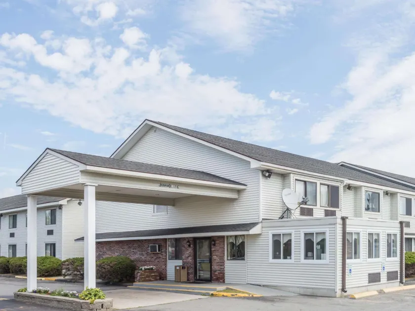 Super 8 By Wyndham Portland/Westbrook Area - Image 1