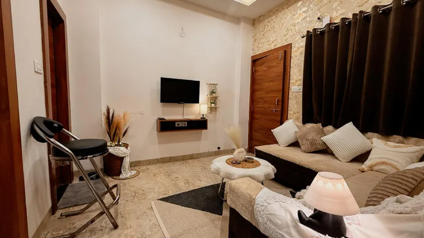 Luxe Couple Friendly | Private 1BHK | Nipania - Image 1