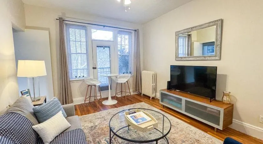 2 bed, in unit laundry, Boston College, balcony - Image 1