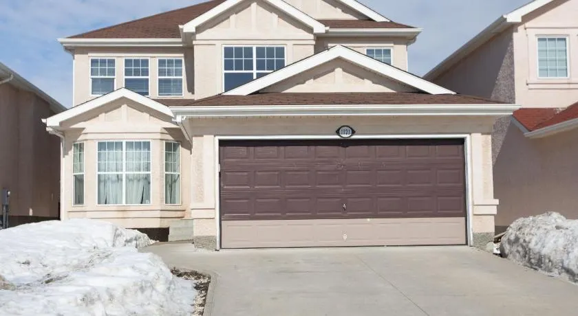 Elegant 6 Bedroom House Near U of Manitoba - Image 1