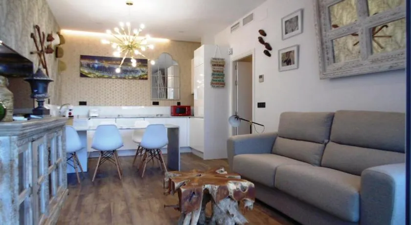 Apartamentos LOLA y MANUELA en primera línea playa Carihuela con excelente Terraza-jardin de 80 m2 frente al Mar con aparcamiento privado Ideal para descansar oyendo las olas del Mar - Image 1