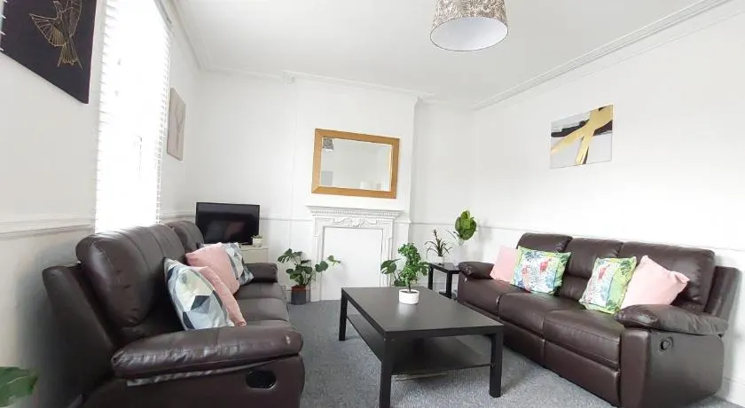 Very spacious two bedroom converted apartment in East Croydon - Image 1
