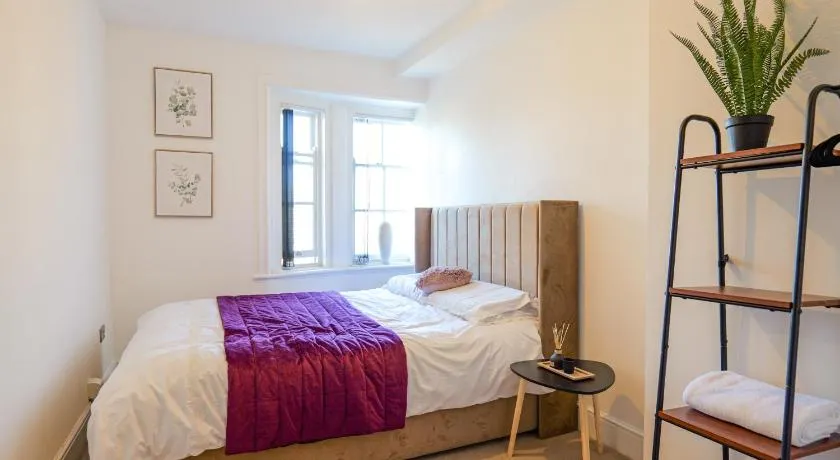 Zeenat Central Bury - Modern 2BR with Free Parking Sleeps 6 - Image 1
