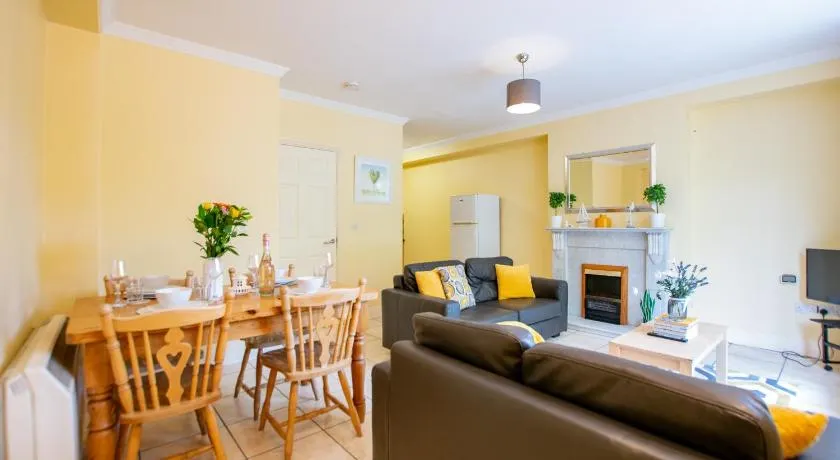 Stylish 4BR Apartment in the Heart of Limerick - Image 1