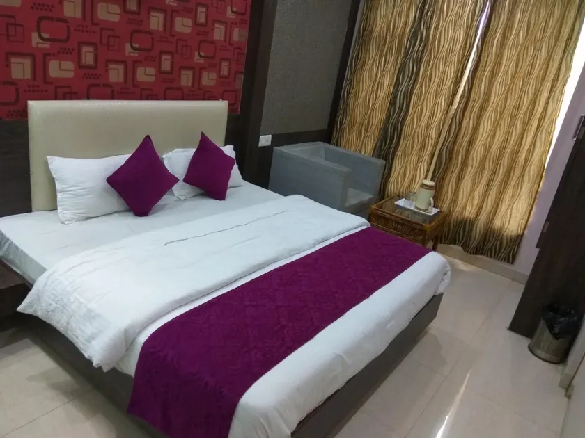 Hotel Aamantran Avenue - Image 1