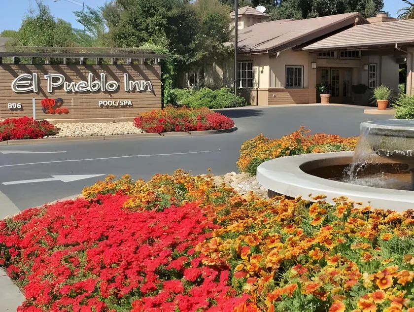 El Pueblo Inn - Image 1