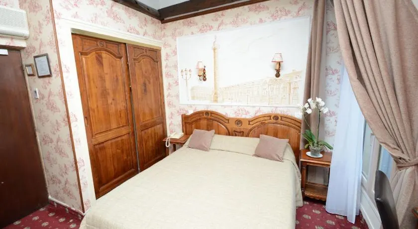 Familia Hotel - Image 1