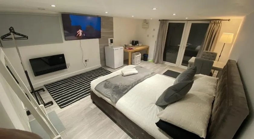 Modern Guest house with private entrance - Image 1