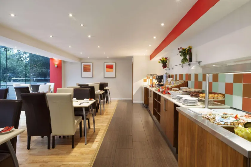 Ramada by Wyndham Hounslow - Heathrow East - Image 1