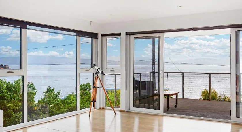 'Syrrah Serenity' Beachfront Bliss at Opossum Bay - Image 1