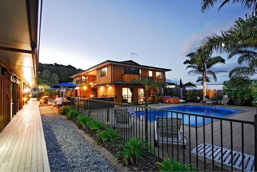 Bay Adventurer Backpackers & Apartments - Image 1