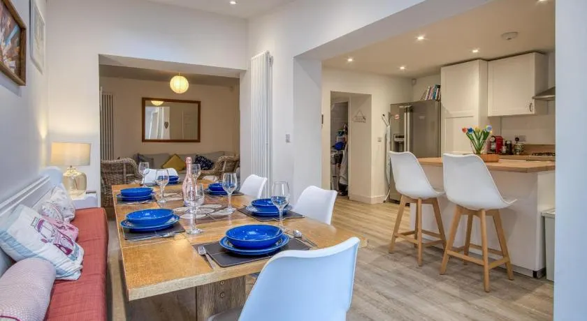 Taliesin - 5 Bedroom Holiday Home - Tenby - Image 1