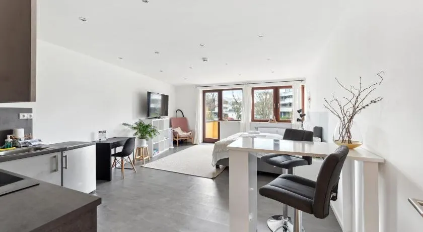 Salí Homes - HZ42 Charming Studio Apartment in Heart of Bayreuth with Balcony - Image 1