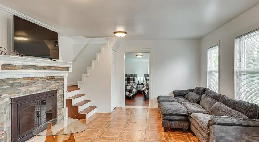 Nature & City Access! Family Home in North Jersey - Image 1