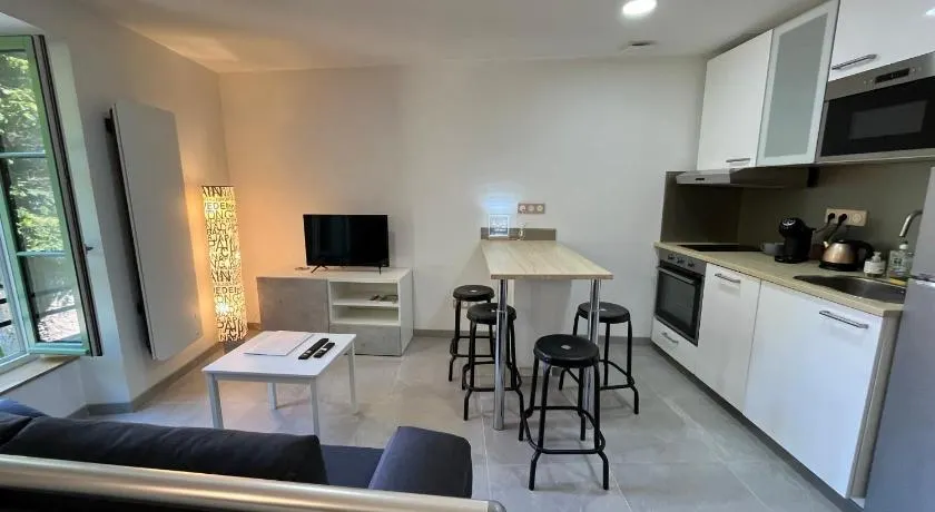Maison au pied du château + parking privé - Image 1