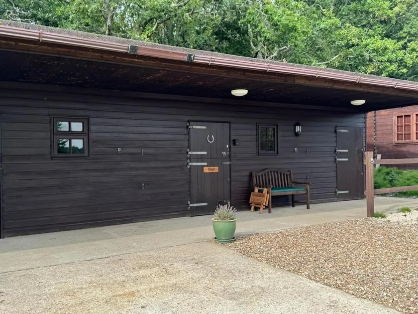 The Hugo stable Cosy getaway in Hambledon - Image 1