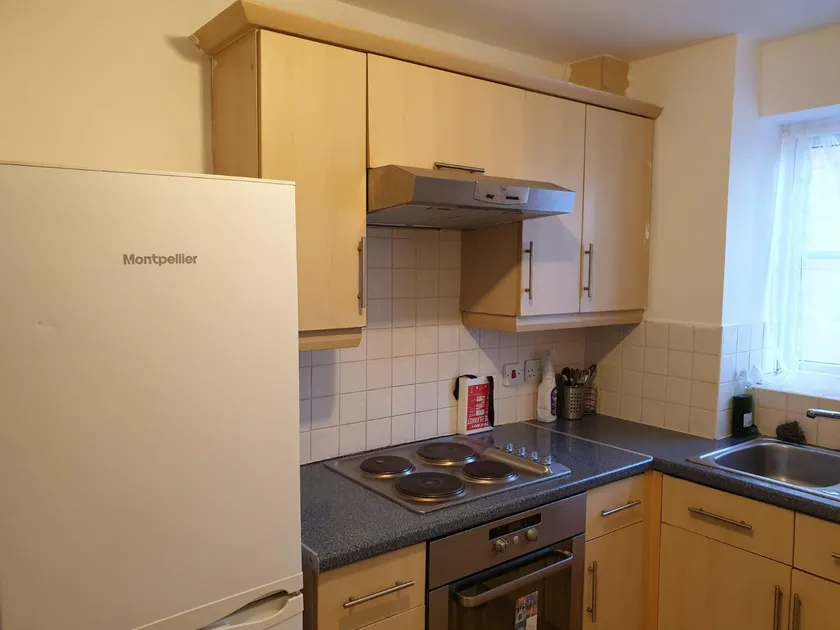 2 Bed Apartment B70 off M6 with free parking - Image 1