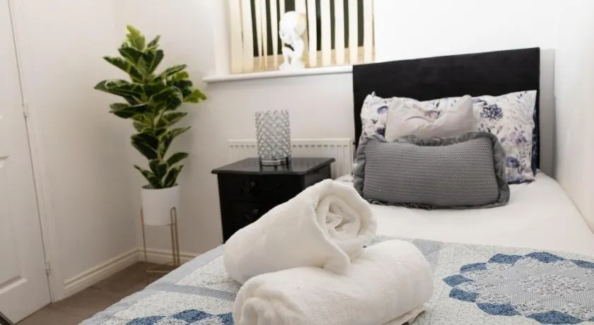 Broughton Haven 5 Beds House Free WiFi, Free parking, NETFLIX - Image 1