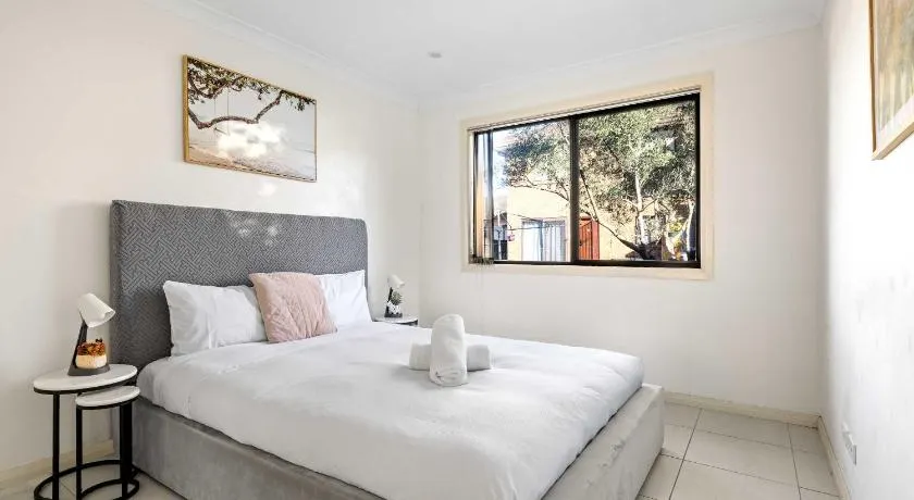 Convenient 2BR Nest in Liverpool - Stay with Ease - Image 1