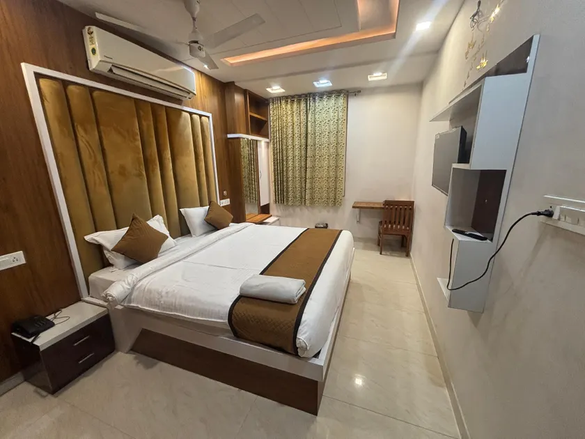 Hotel Om Elegance - Image 1