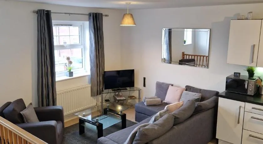 Hereford - Robin Coach House - Located On City Outskirts In North Hereford - Modern 2 Bedroom Property With Parking - Suitable For Small Family, Couple Or Contractors - Hosted by RENTMYHOUSE - Image 1