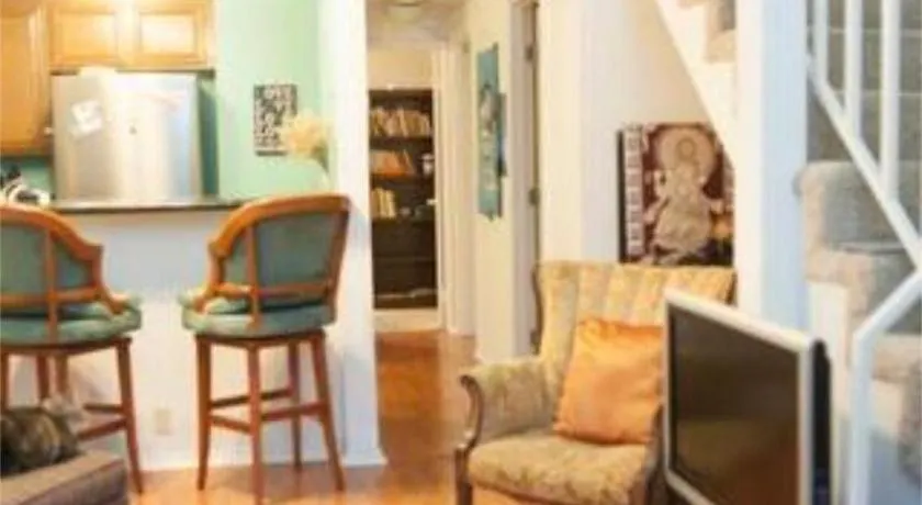 Ocean Condo Penthouse with Gym & Parking - Image 1