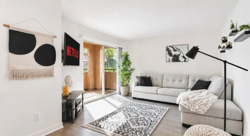 Stylish 1BR with KING Bed, Pool, Jacuzzi & Gym, Free Parking, Near UCSD - Image 1