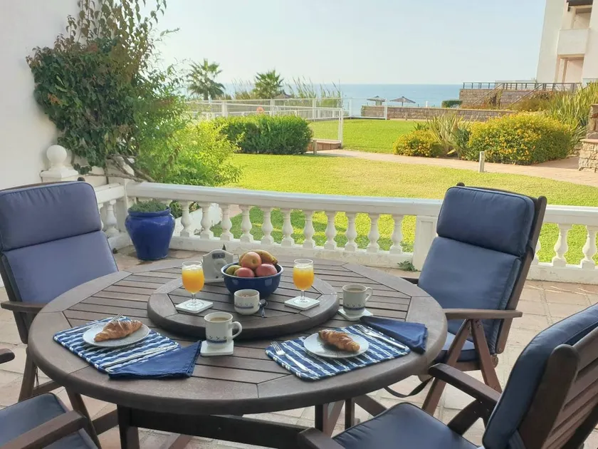 Spacious 2 bed beach house: stunning sea views - Image 1