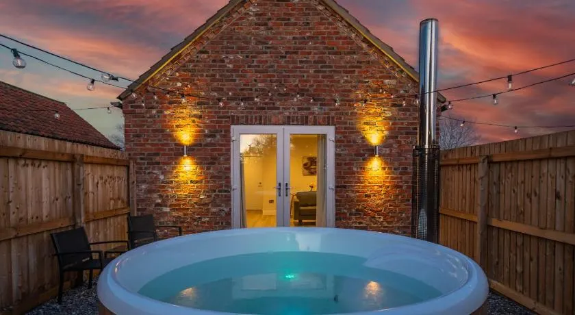 Luxury barn with private wood fired hot tub - Image 1
