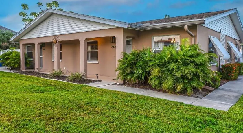 Waterfront retreat with kayaks, walk to the beach - Image 1