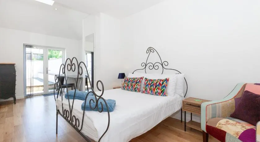 23A Wharton Road - Image 1