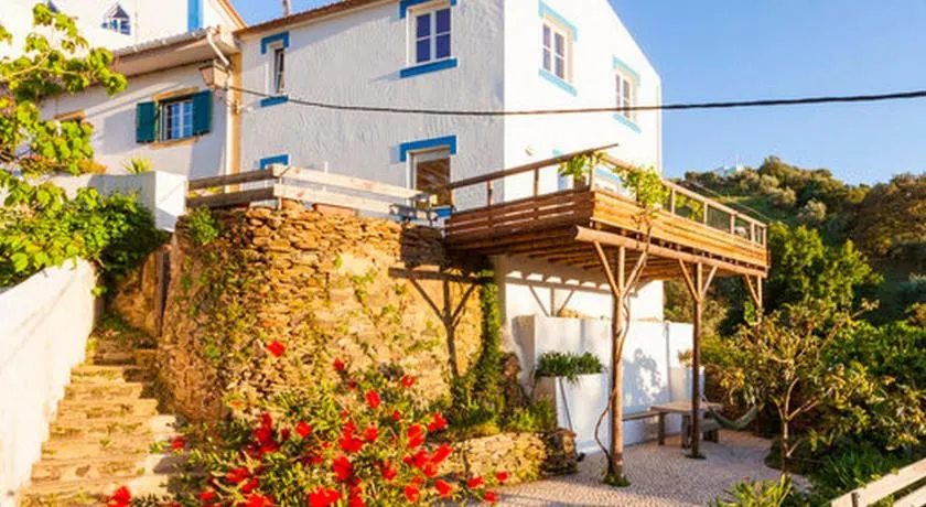 Romantic riverside retreat - Image 1
