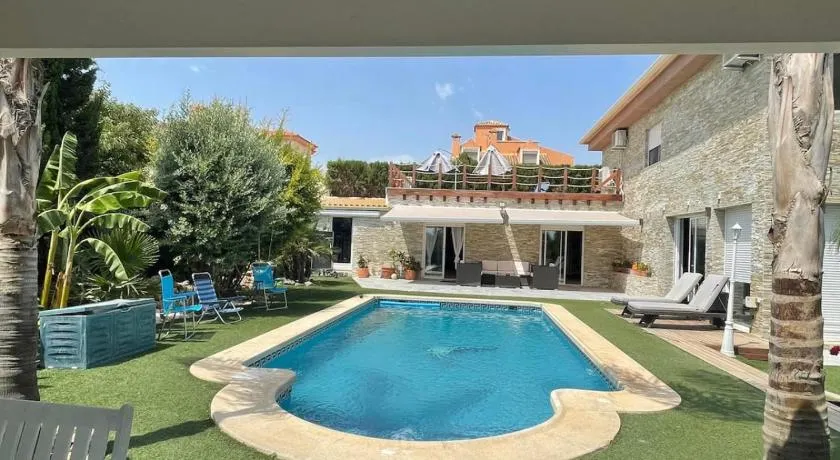 Habitación con baño privado frente a la piscina, 2P no es casa completa y es rural - Image 1