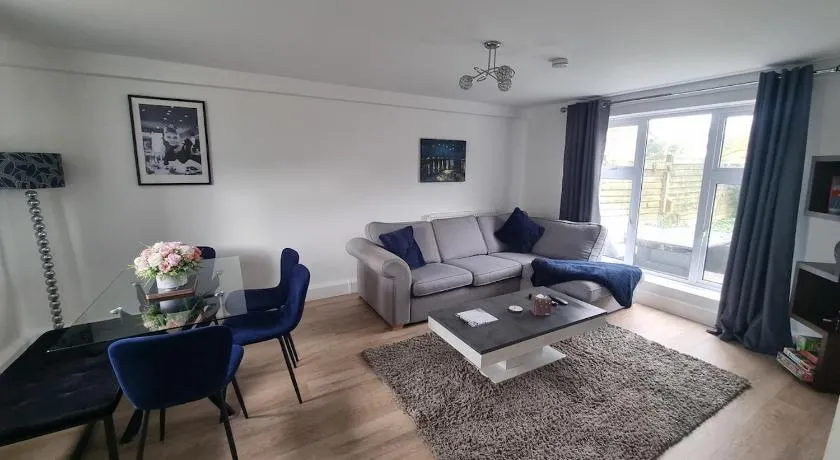 Spacious 3BR Home with Large Garden - Ashford, Kent - Image 1