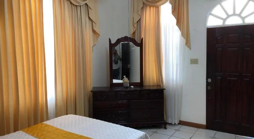GoldenView Guesthouse Ocho Rios - Image 1