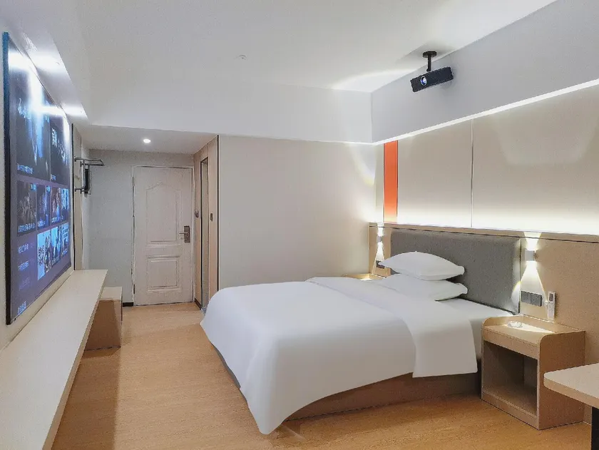 Yuelong Hotel (Qiaotou Metro Station Branch) - Image 1