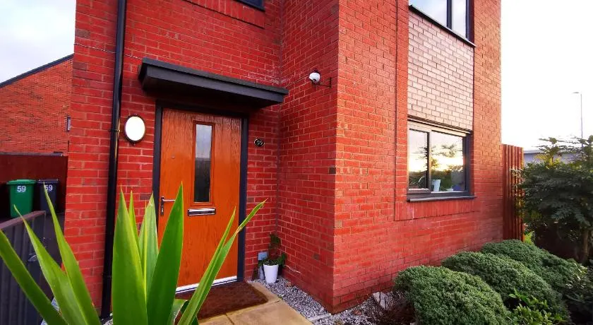 HEYHOO The Lawnswood - Spacious Holiday Home With Free Parking - Perfect for Co-op Live & Etihad Stadium - Image 1