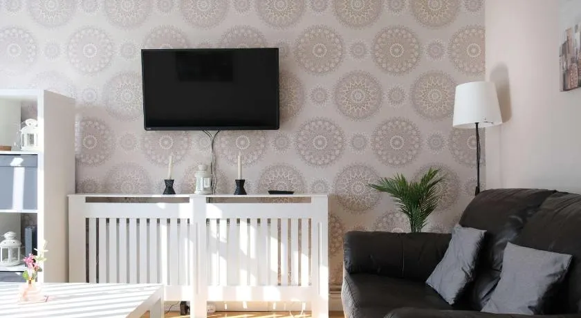 Convenient 3 Bedroom House with Garden in Luton - Image 1