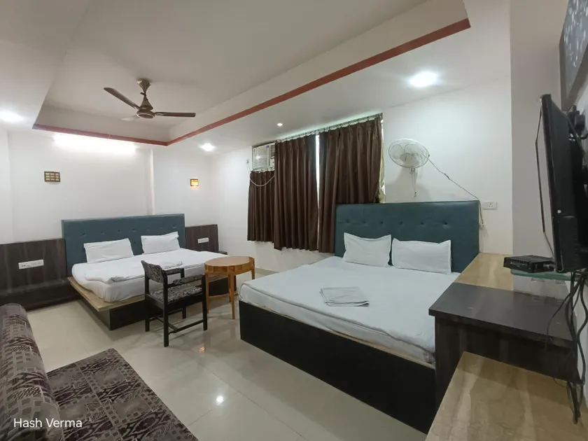 Hotel New Holiday Inn - Image 1