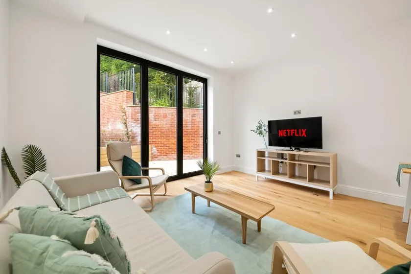 3 Bed House near Purley, by ARP Homes, Free Parking, Ideal for Long Stays & Insurance Bookings - Image 1