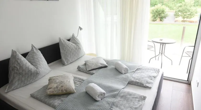 4 Seasons Apartman - Image 1