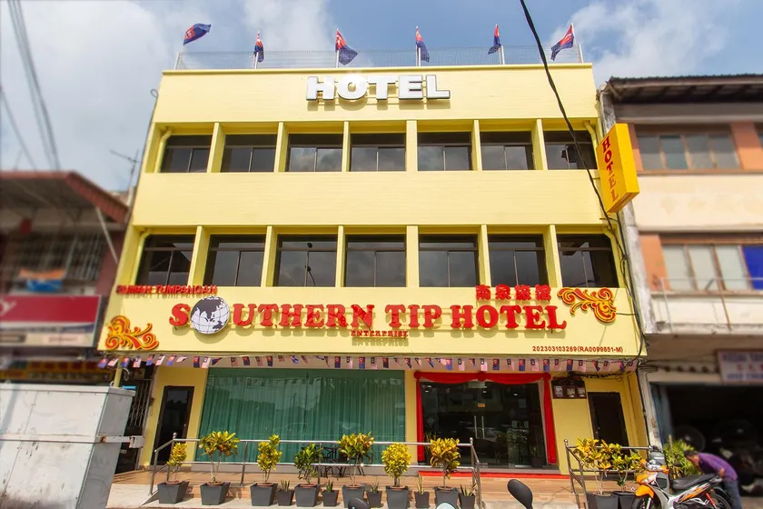 Southern Tip Hotel - City & 100m walk to McDonald's & FREE DOBI - Image 1