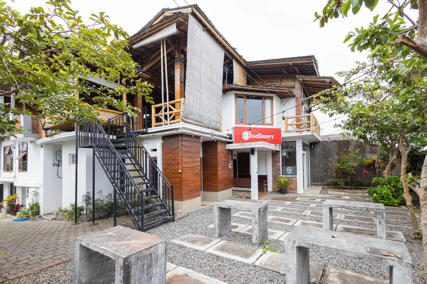 RedDoorz Syariah At Wisma Djokorio Poncokusumo - Image 1