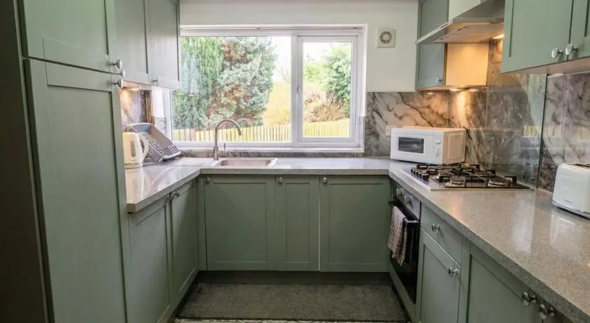 Family-Friendly Detached House Near Leeds and Bradford with Garden - Image 1