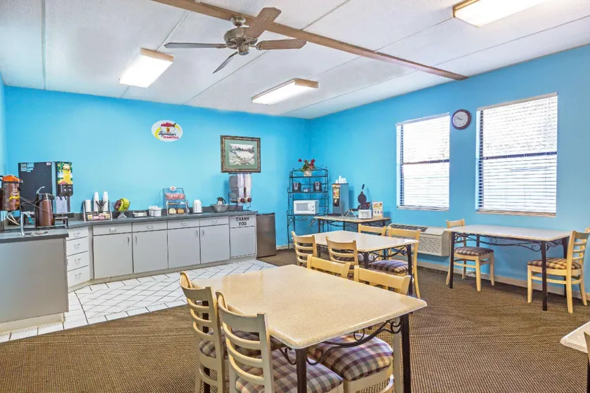 Americas Best Value Inn Knoxville Downtown North - Image 1