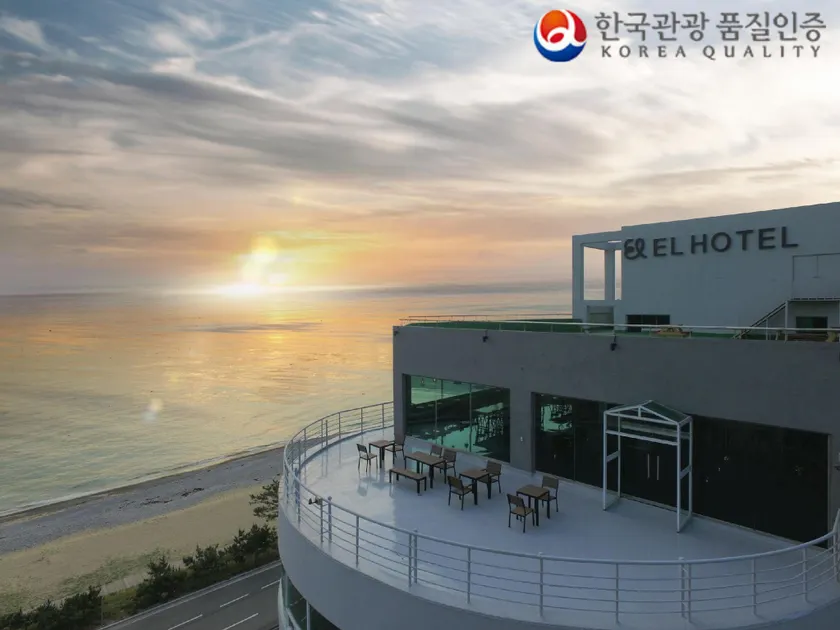 EL Hotel - Image 1