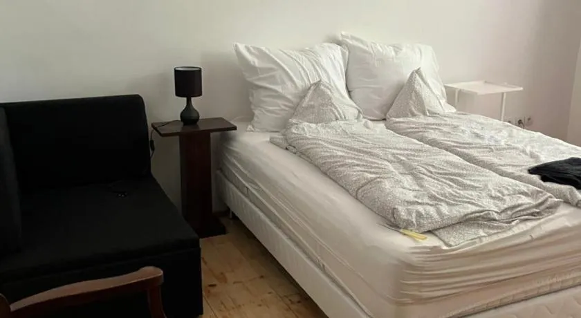 Utcára nyíló apartman - Image 1