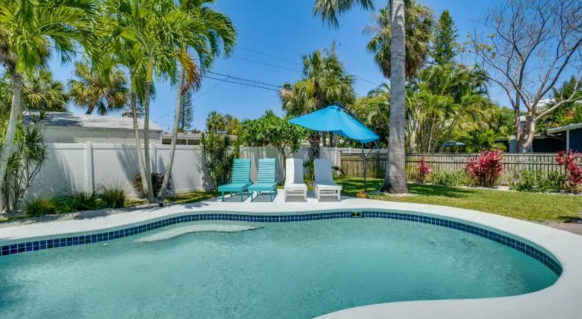 Large Heated Pool with Entertainment Room for the Family - Image 1